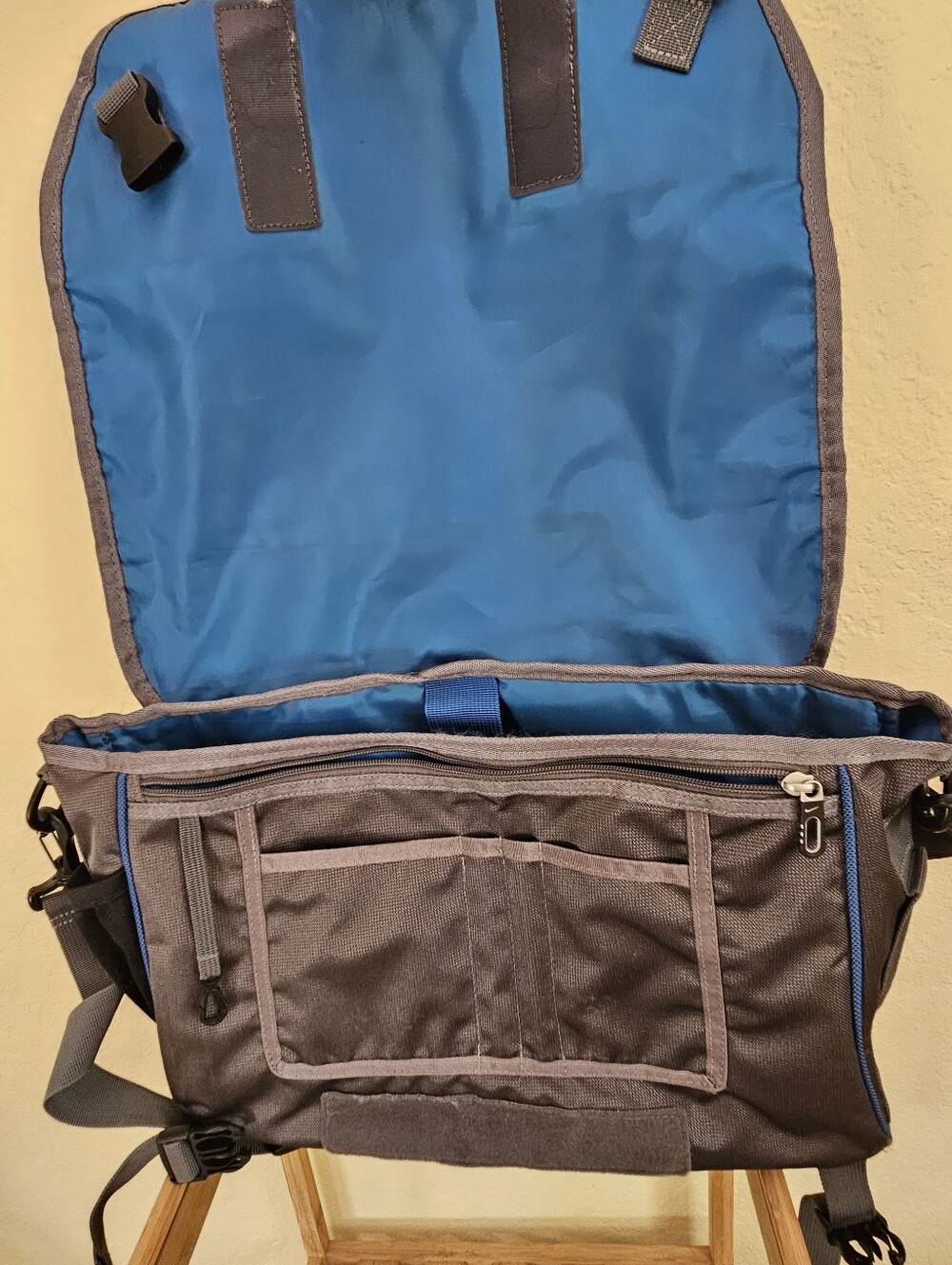 Nike Messenger laptop travel bag. - Picture 8 of 14
